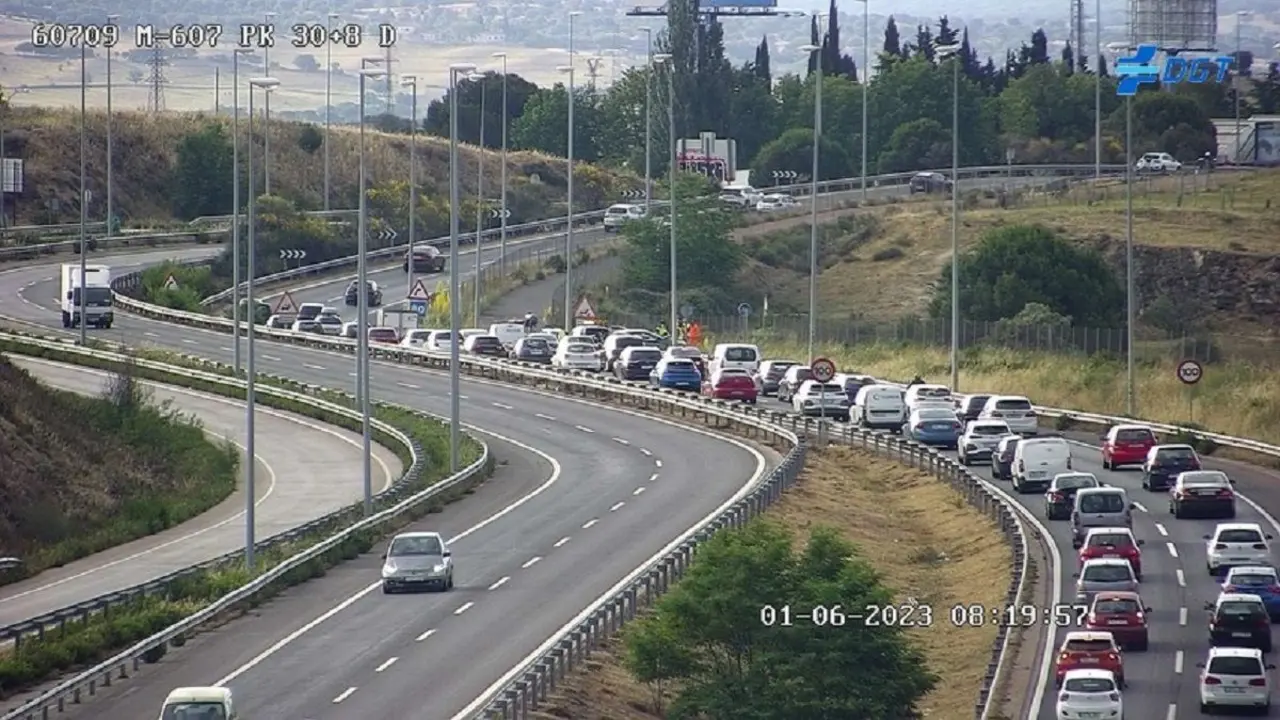 Atasco en la M-607 carretera de Colmenar Viejo por un accidente de coche