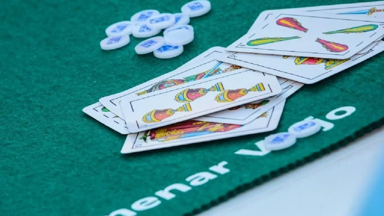 Baraja de cartas espa&ntilde;ola en jugada de mus