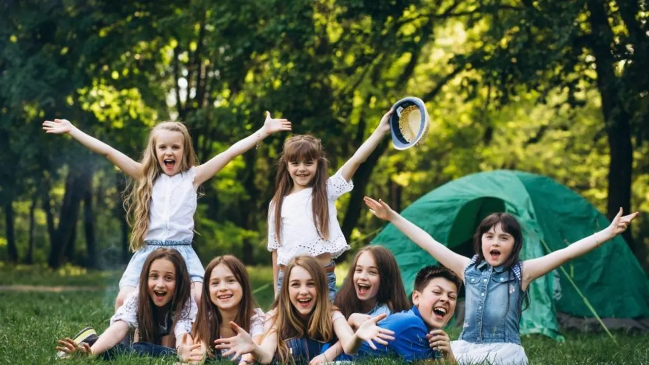 Ni&ntilde;as jugando en un campamento