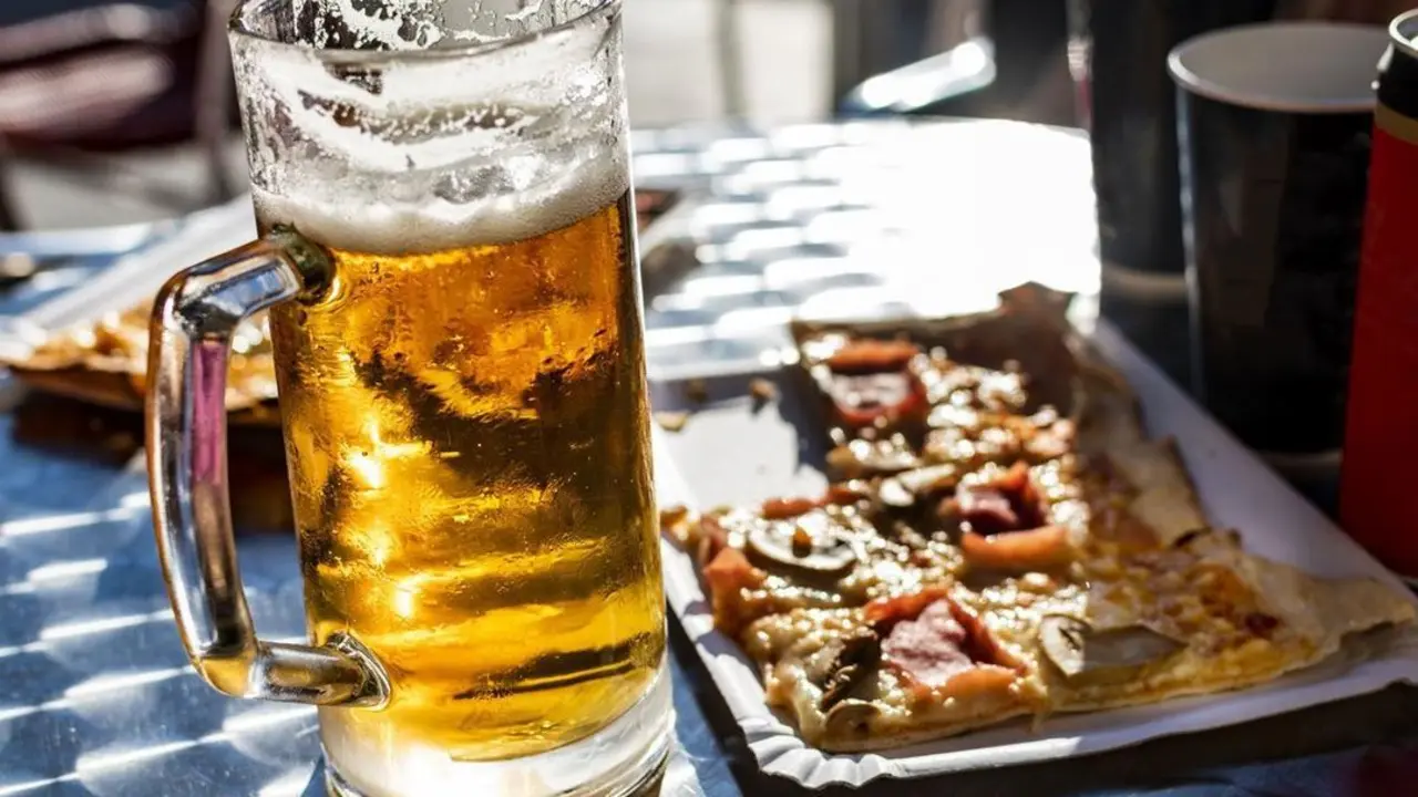 terraza de bar cerveza pincho