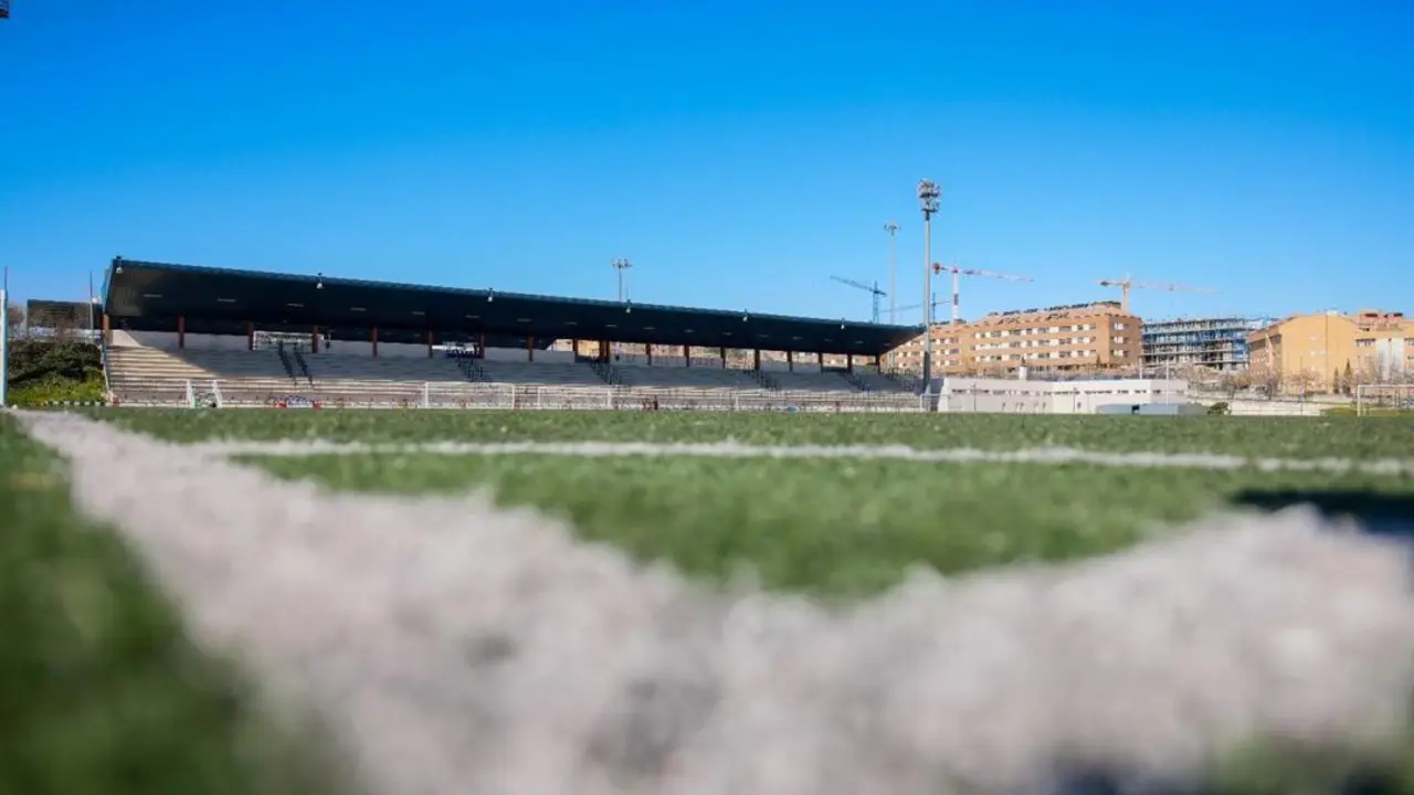C&eacute;sped artificial en campo de f&uacute;tbol.