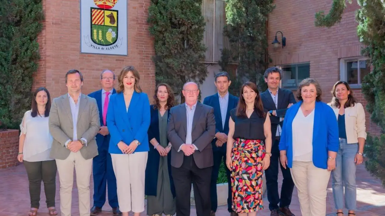 Pol&iacute;ticos frente al Ayuntamiento de Algete