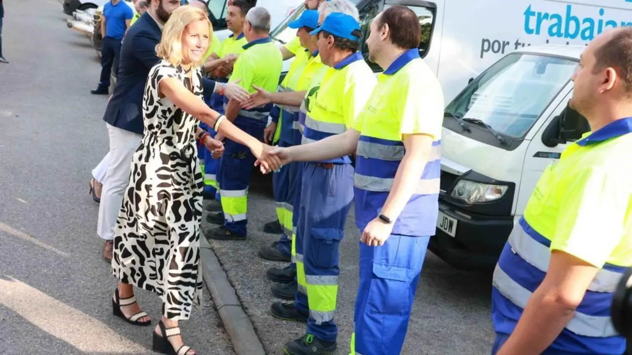 Alcaldesa de Alcobendas con trabajadores de la limpieza