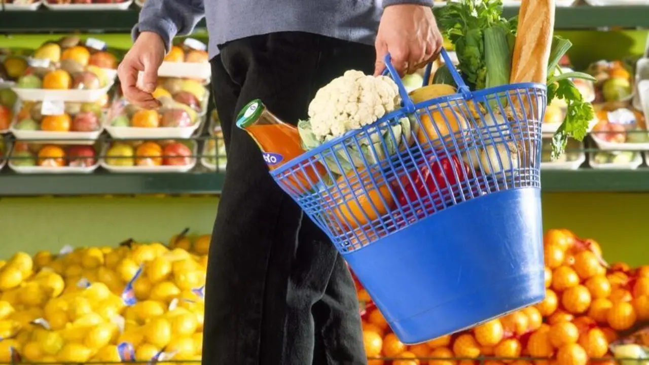 Cesta de la compra en supermercado.