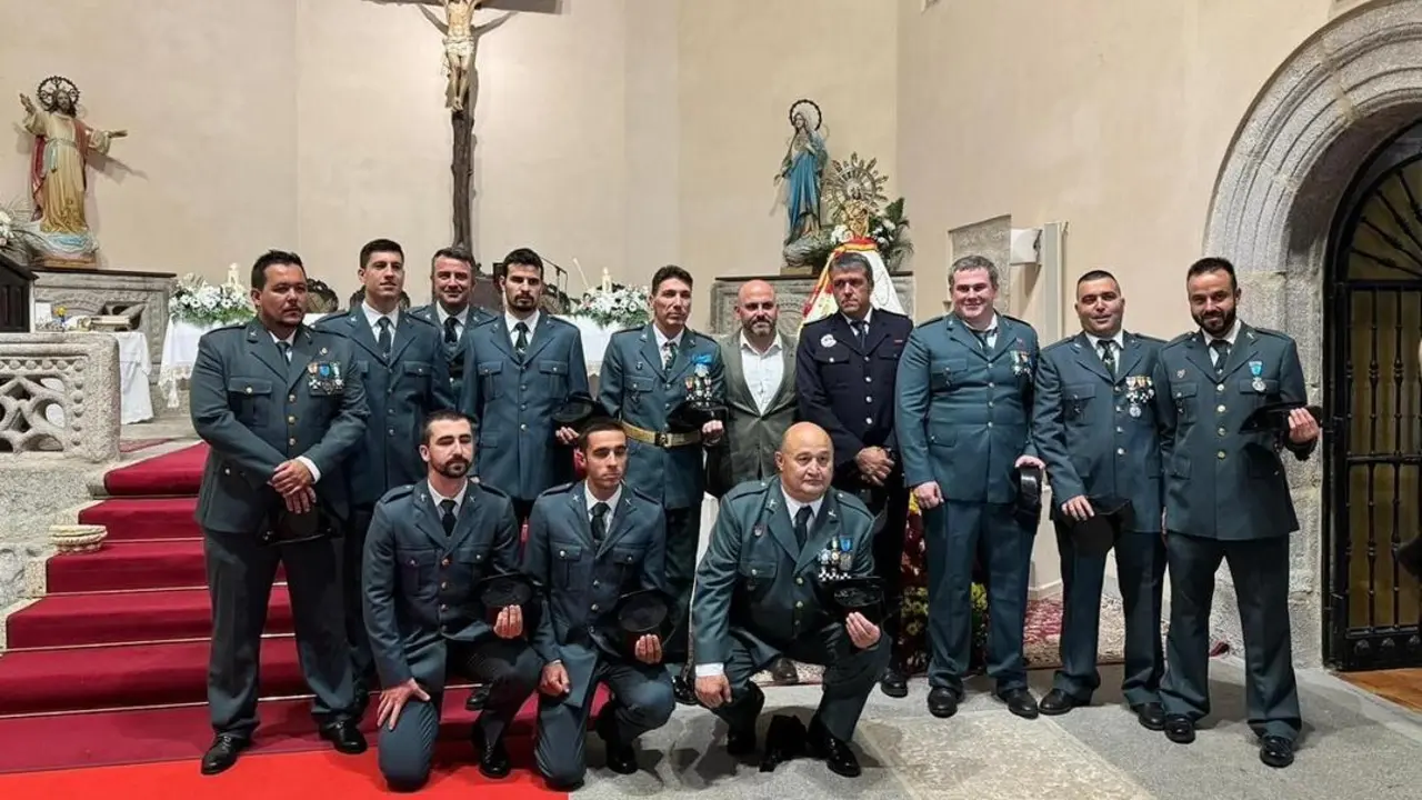 el alcalde de Manzanares El Real, Jos&eacute; luis Labrador, con guardias civiles en el acto con motivo del d&iacute;a de la patrona de la Benem&eacute;rita
