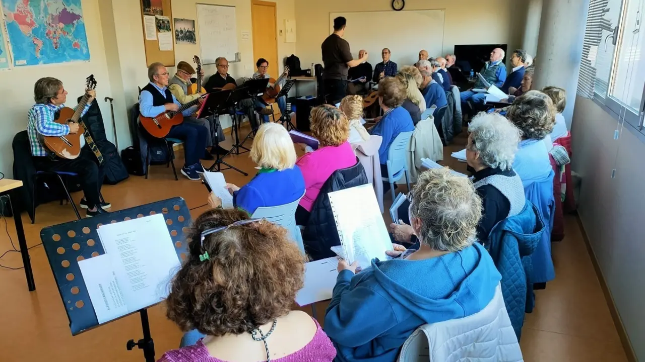 Un ensayo del coro y rondalla del centro de Mayores Antonio Somalo de Tres Cantos
