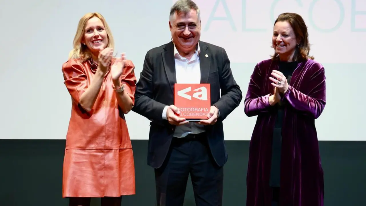 Gervasio S&aacute;nchez recibe el premio de fotograf&iacute;a.