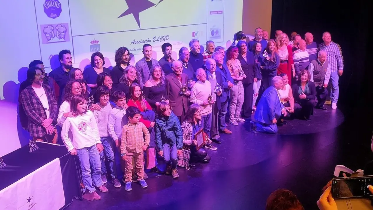 Foto de Familia de premiados y nominados al final de la Gala ELCYD 2024 de Soto del Real