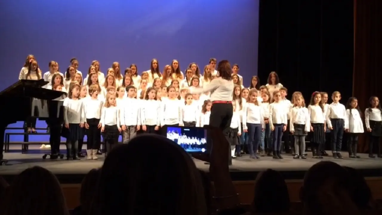 Una actuaci&oacute;n del coro Coraleando, formado por alumnos de colegios de Tres Cantos