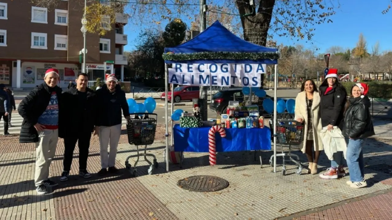Un momento de la recogida de alimentos organizada por Nuevas Generaciones del PP de Alcobendas