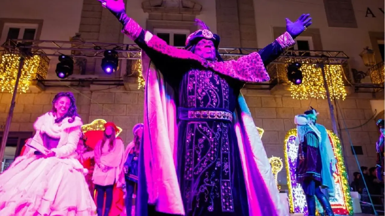 El rey Baltasar saluda a los ni&ntilde;os y ni&ntilde;as en el final de la Cabalgata de Reyes