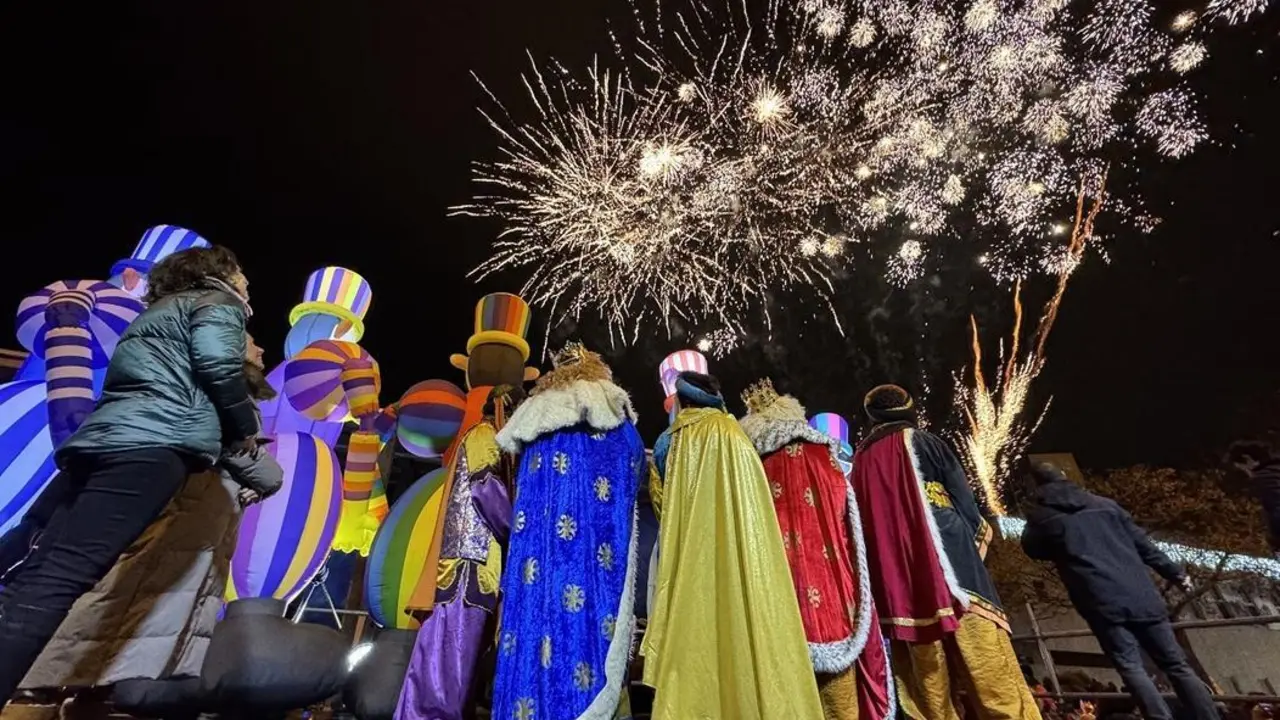 La Cabalgata de Reyes 2025 de Alcobendas incluy&oacute; fuegos artificiales