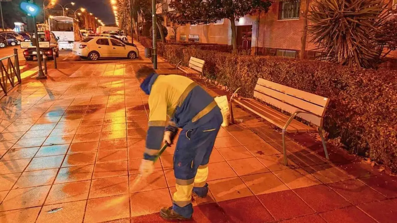 Un operario de Alcobendas esparce sal en una calle para evitar placas de hielo