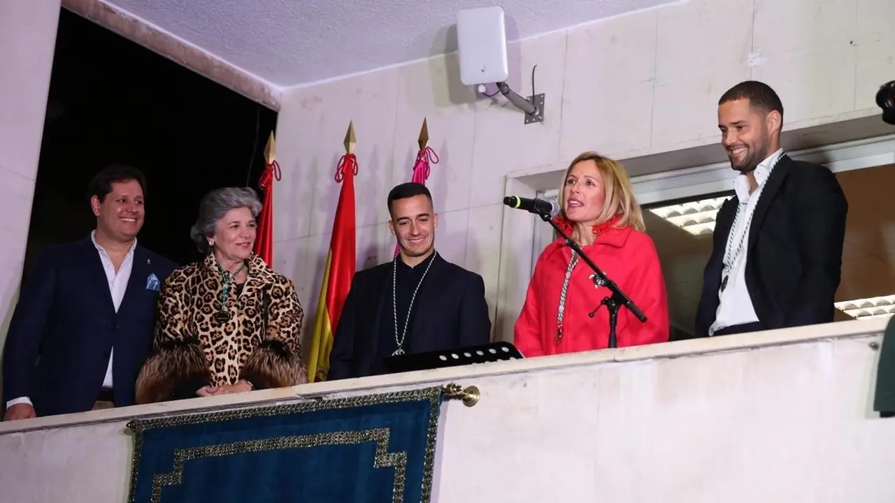 Lucas V&aacute;zquez y Mario Su&aacute;rez con la alcaldesa de Alcobendas y la presidenta de la Hermandad de la Virgen de la Paz
