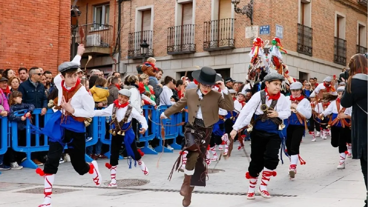 Una de las 'Vaquillas' de Colmenar Viejo, entrando en la Plaza del Ayuntamiento