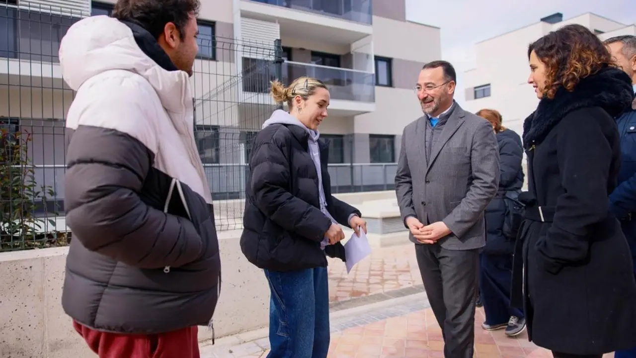 Momento de la entrega de pisos del Plan Vive en Colmenar Viejo