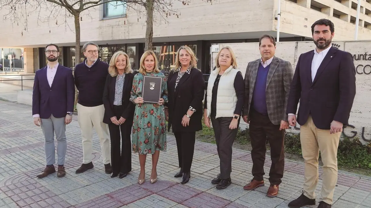 La alcaldesa de Alcobendas, Roc&iacute;o Garc&iacute;a, junto a miembros de su gobierno y responsables de las entidades del Distrito Urbanizaciones
