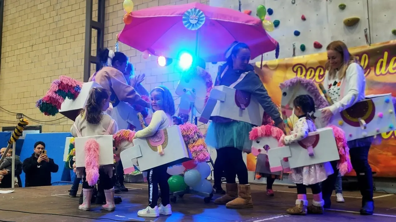 Un grupo disfrazado de tiovivo en el Carnaval 2025 de Becerril de la Sierra