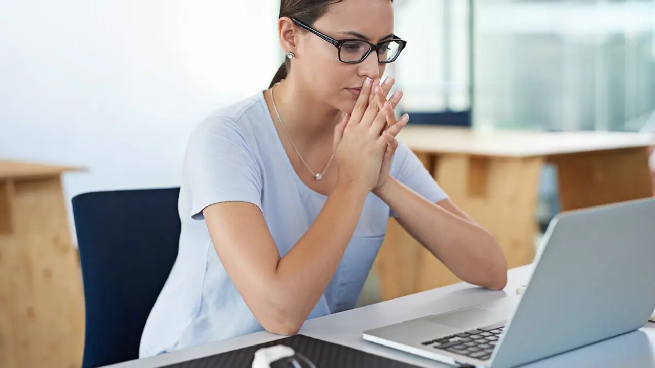 Mujer realiza una terapia psicol&oacute;gica a trav&eacute;s de inteligencia artificial en su ordenador