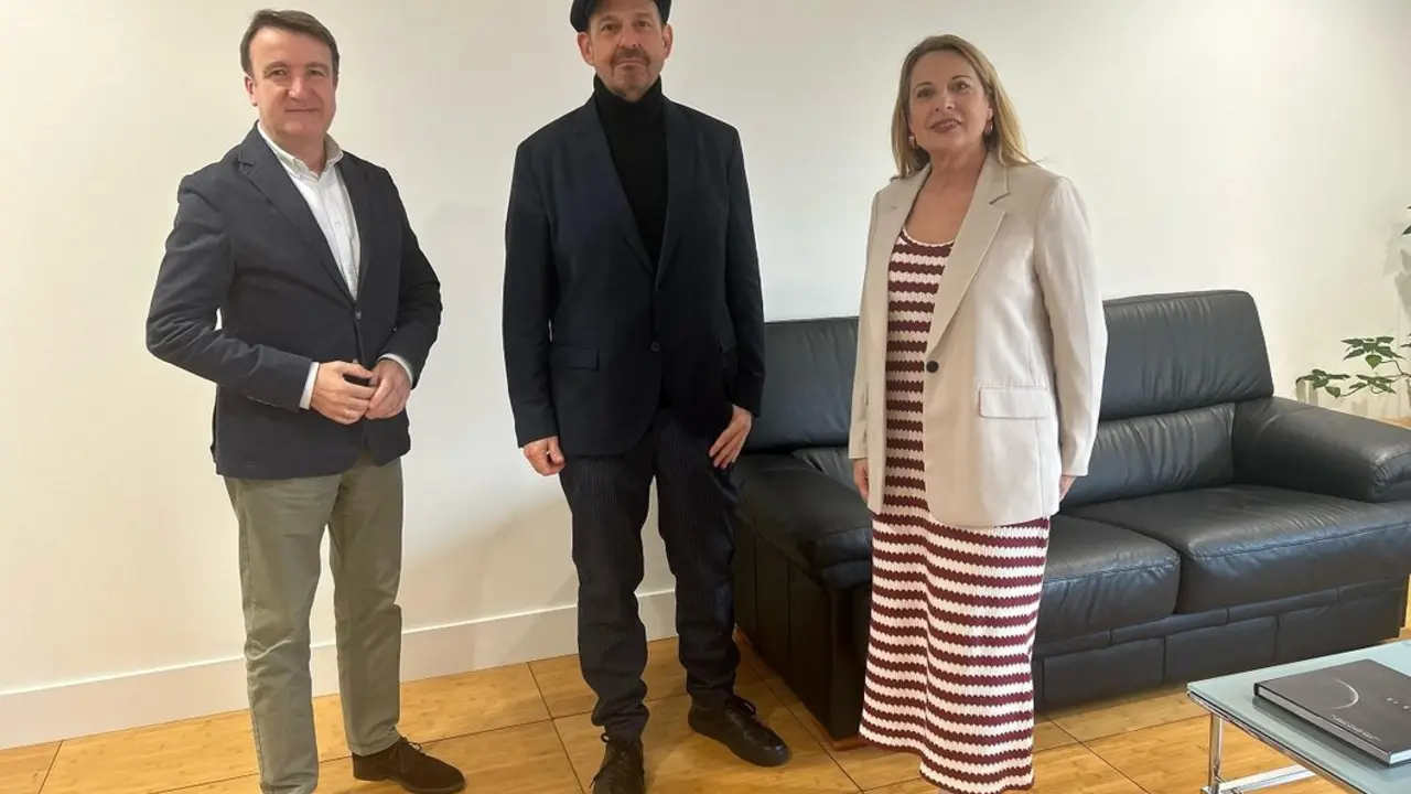 El director y guionista Alfonso Albacete (en el centro) ha presidido el jurado que ha elegido los cortos finalistas del Certamen de Cine Corto de Tres Cantos