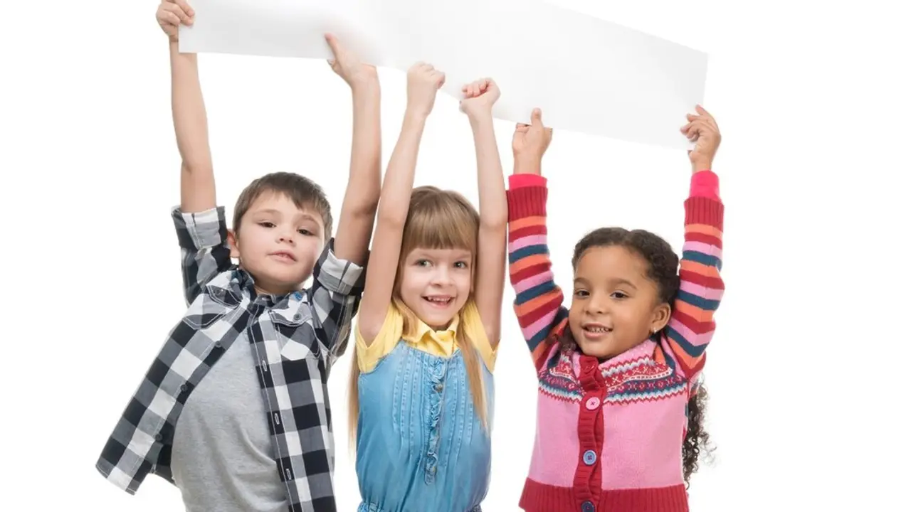 NI&ntilde;os y ni&ntilde;as escolares en una clase