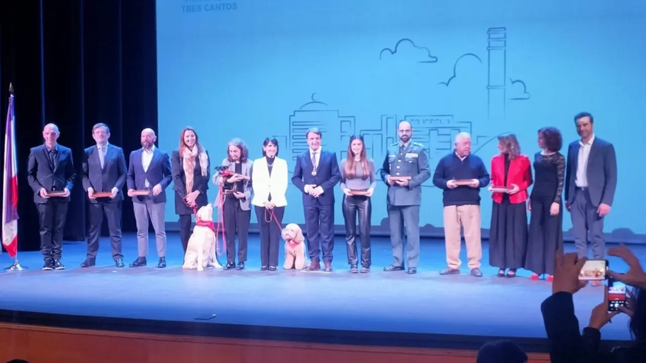 Foto de familia de los Premios Ciudad de Tres Cantos 2025