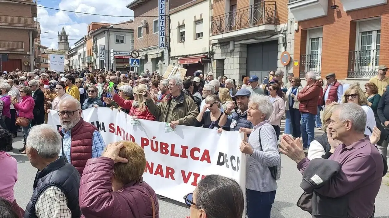 Los manifestantes hicieron una parada frente a la entrada de Urgencias del Centro de Salud Sur de Colmenar Viejo