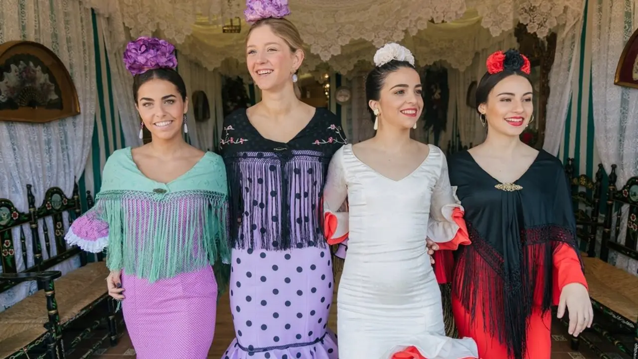 Imagen de archivo de mujeres con trajes tradicionales andaluces, similares a los que se podr&aacute;n ver durante la Feria de Abril de Colmenar Viejo