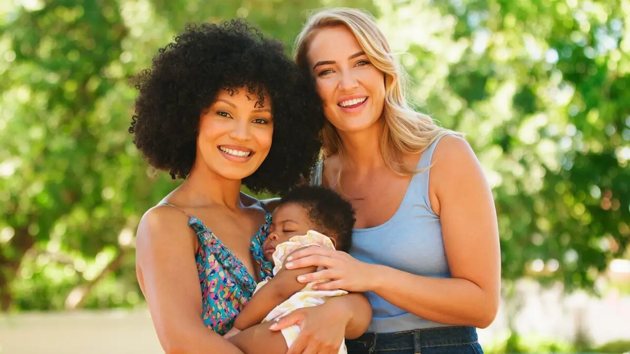 Un beb&eacute; con dos mam&aacute;s, otro de los modelos de maternidad