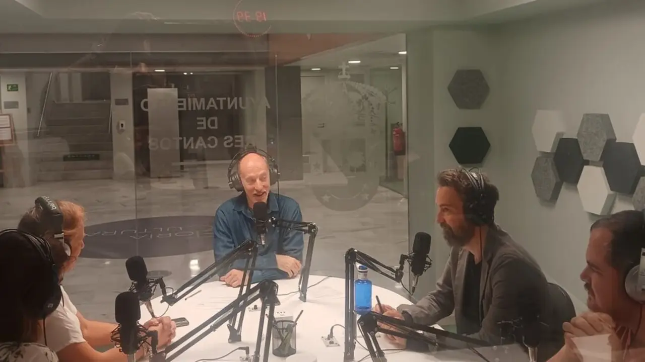 Varios participantes del taller de radio de 2.2 Radio durante un programa