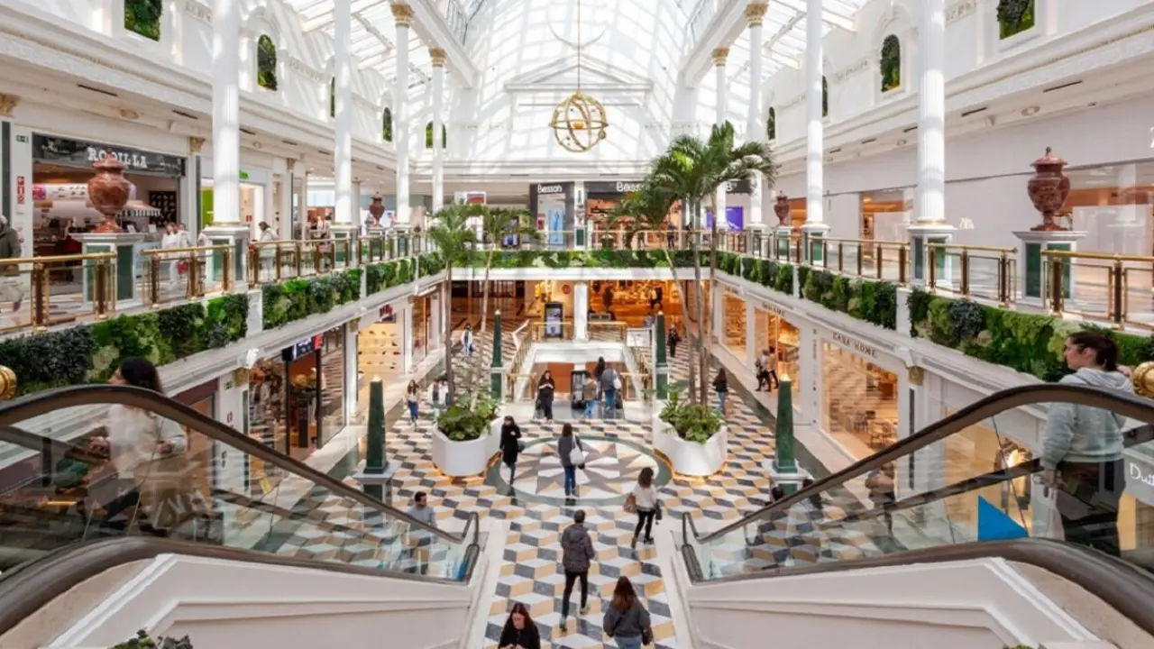 Una perspectiva del centro comercial Plaza Norte 2 situado en San Sebasti&aacute;n de los Reyes