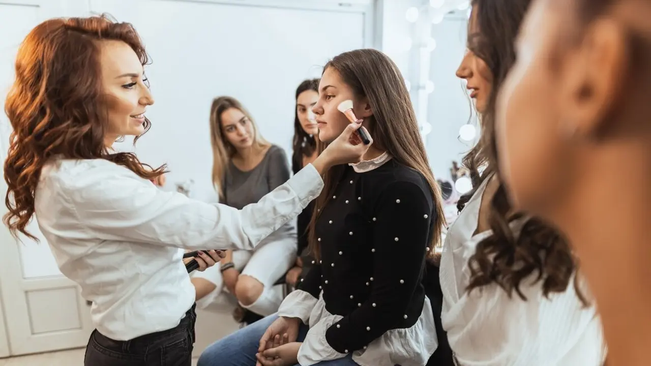 Una profesora de est&eacute;tica ofrece una masterclass de maquillaje a alumnas