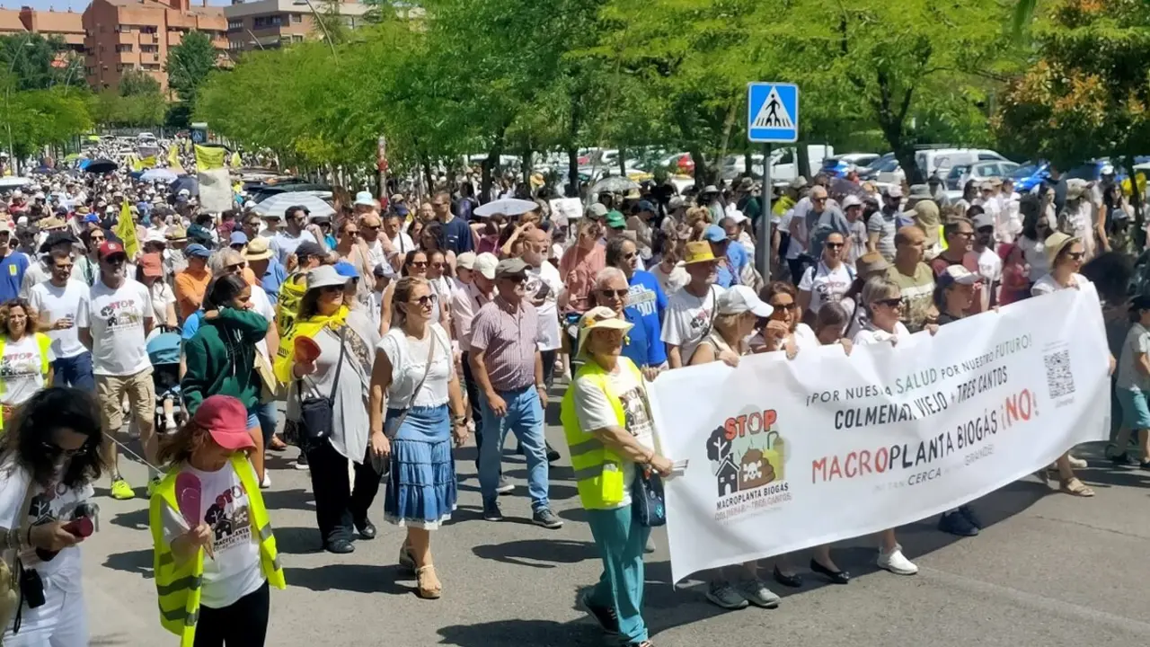 Un momento de la manifestaci&oacute;n a su paso por calle de la Maliciosa en Tres Cantos