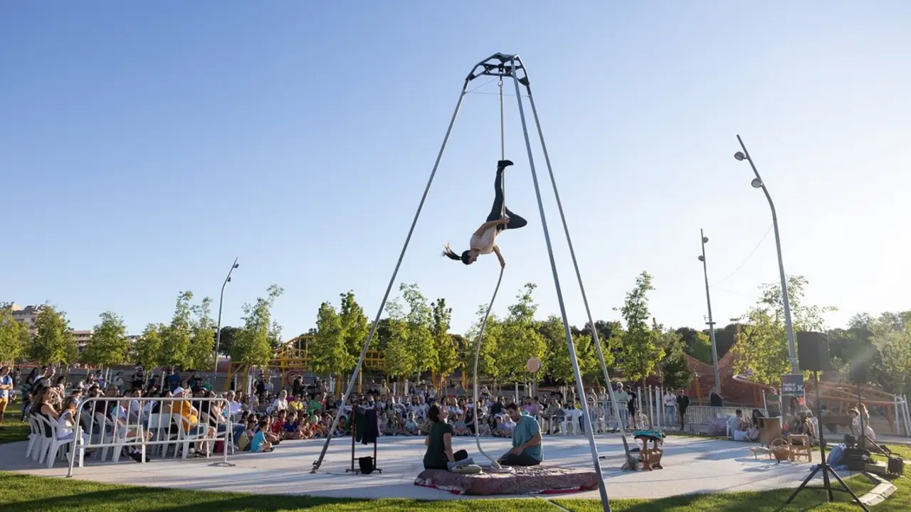 Uno de los espect&aacute;culos de circo en la calle de las fiestas patronales de Tres Cantos