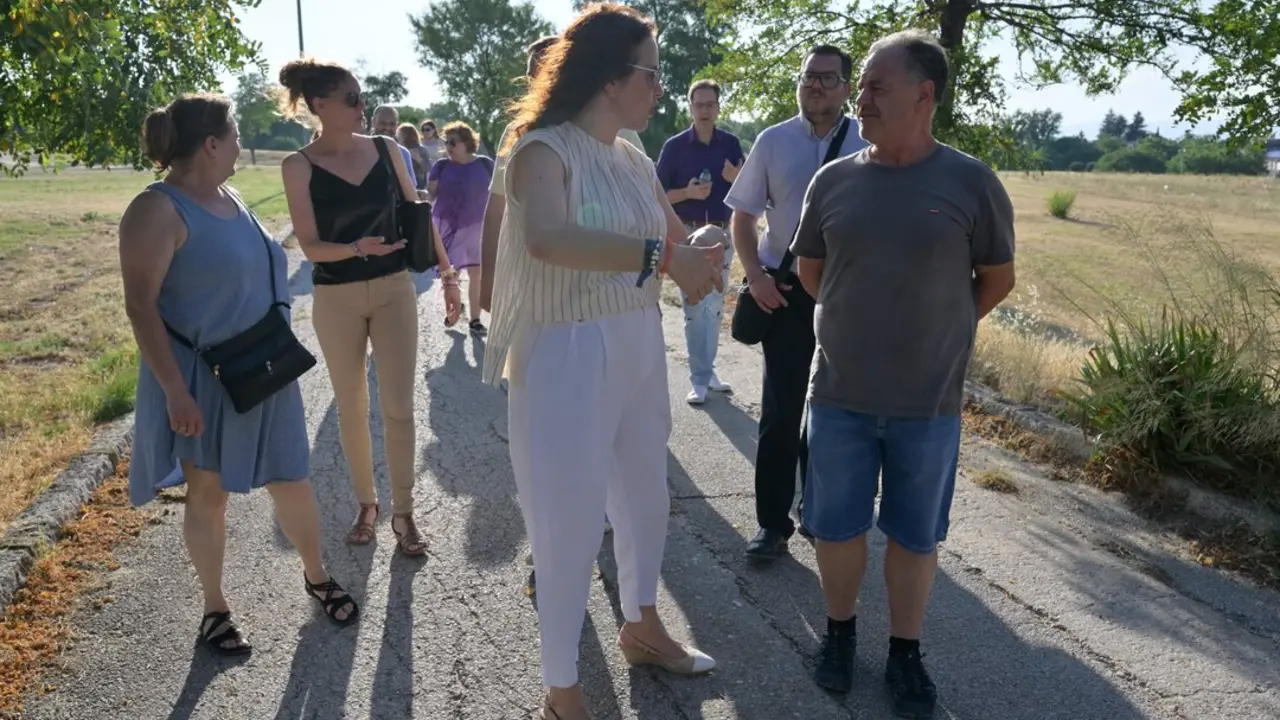 Recorrido de la alcaldesa junto a vecinos que pueden verse afectados. Imagen del consistorio.