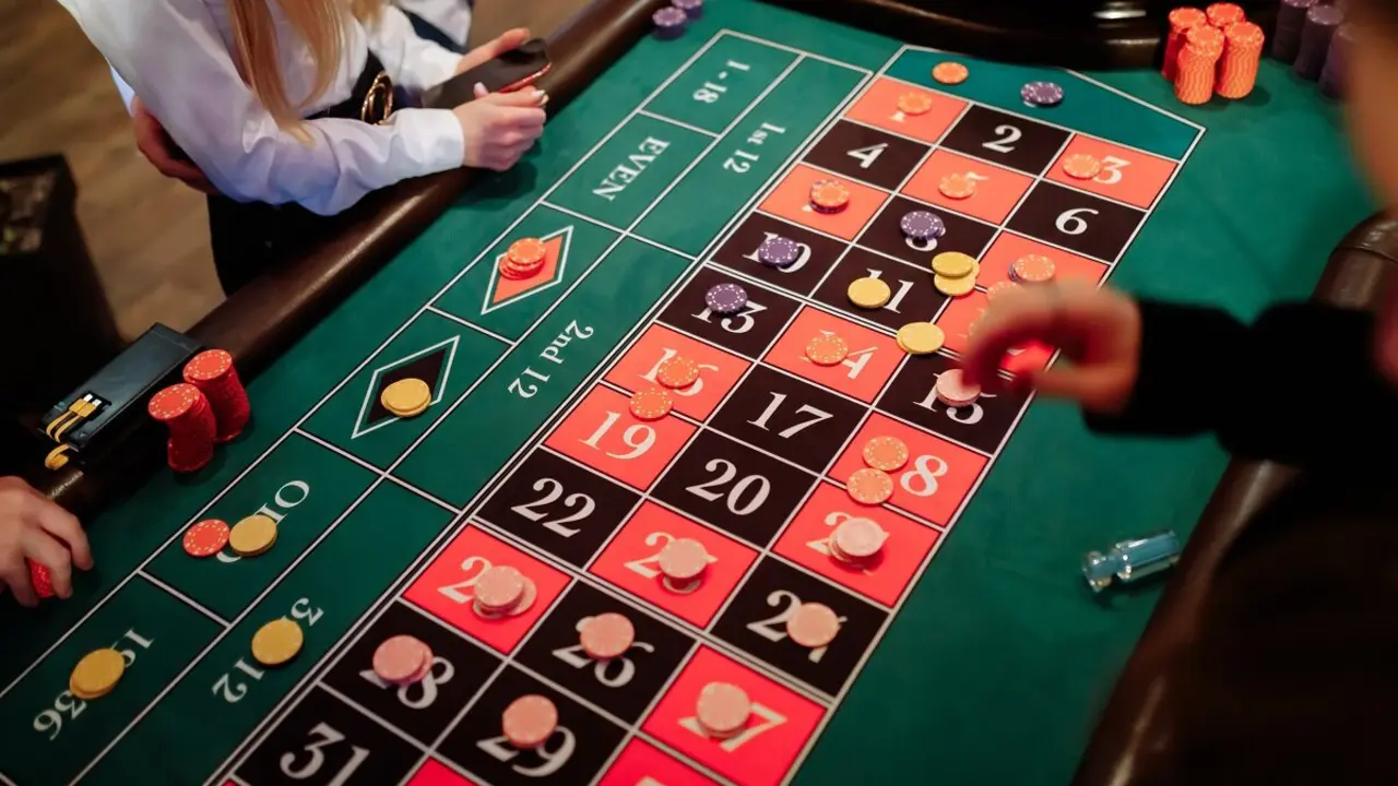 Jugadores en una mesa de ruleta