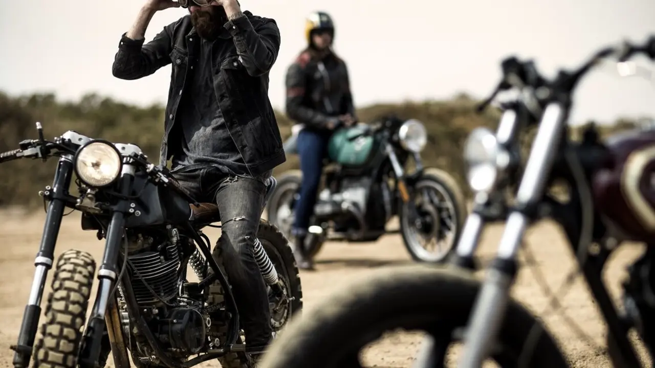 Tres motoristas en un camino de tierra