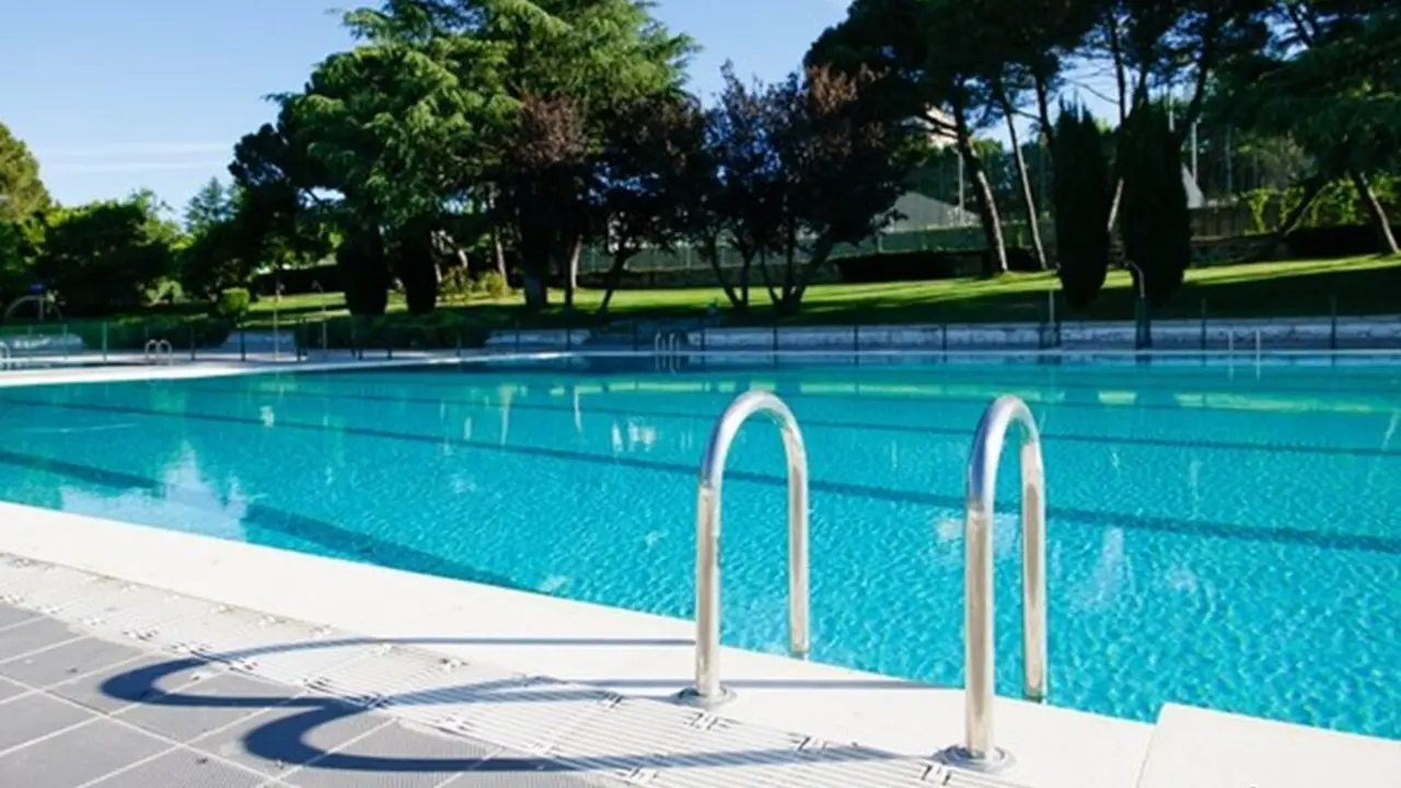 La piscina de verano de Colmenar, el lugar ideal para darse un chapuz&oacute;n y enfrentarse al calor