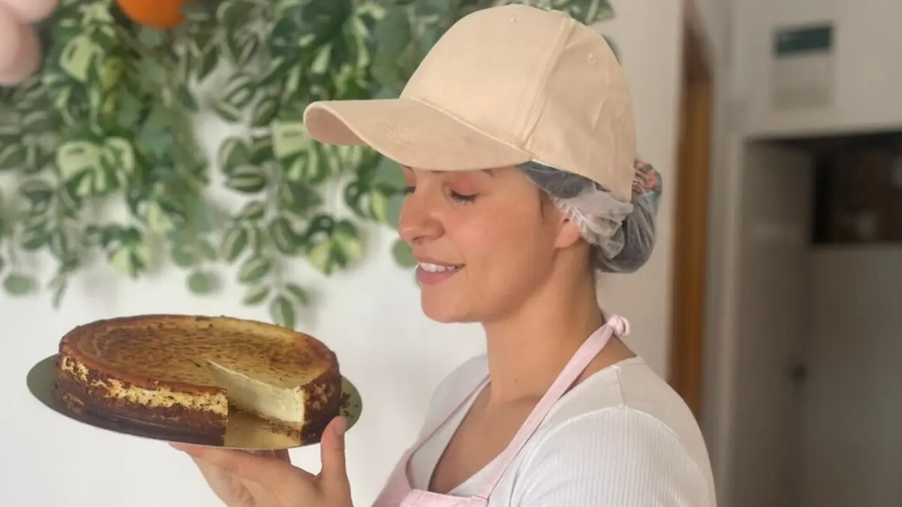 F&aacute;tima S&aacute;nchez, con una de las tartas de queso confeccionadas en Ed&eacute;n Cheesecakes
