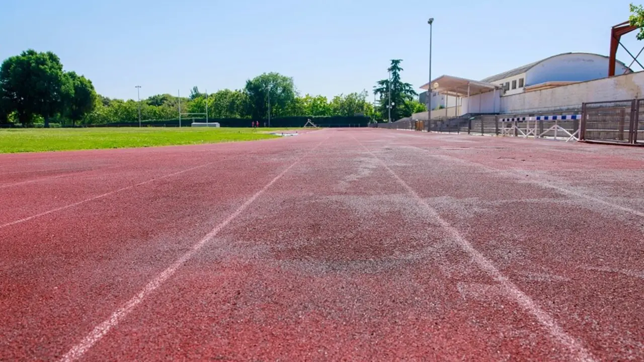 Colmenar Viejo repara el firme de la recta final de la pista de Atletismo del Mart&iacute;n Colmenarejo