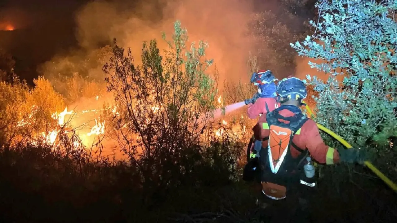 Bomberos trabajando en el perimetraje del incendio de Tres Cantos