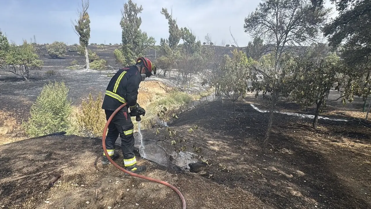bombero-extinci&oacute;n-incendio-tres-cantos