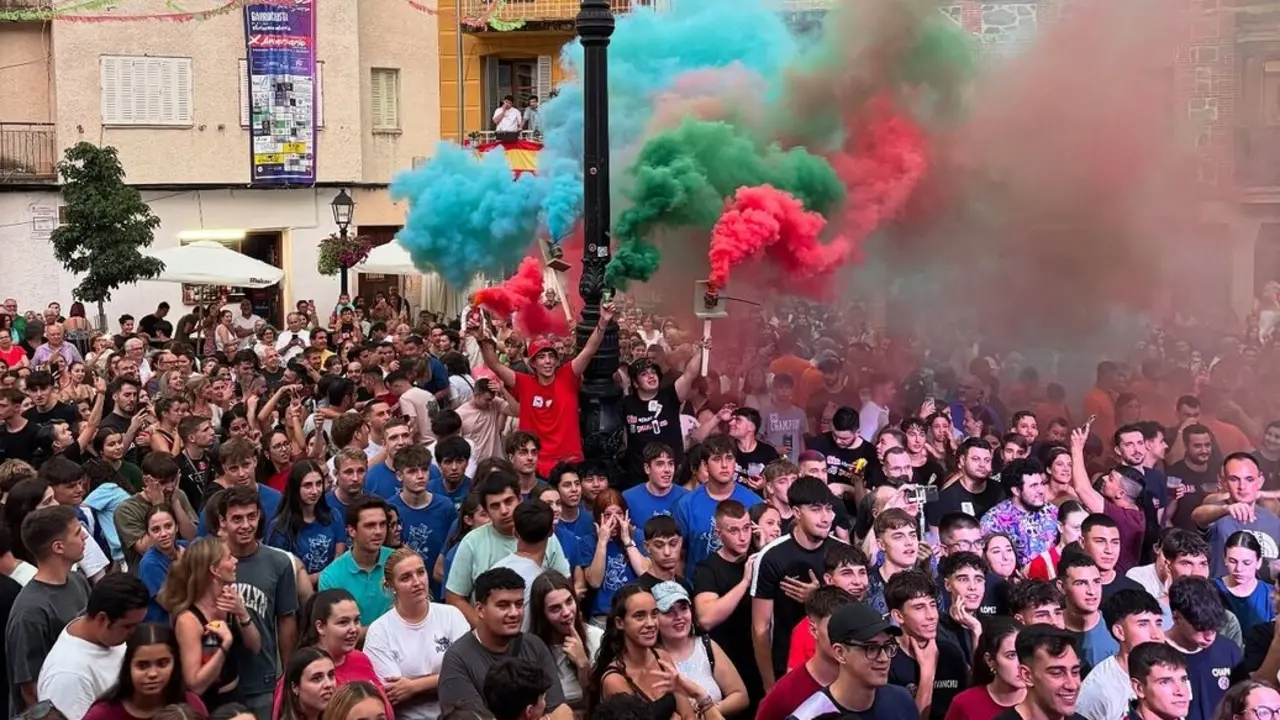 Un momento del inicio de fiestas de Miraflores de la Sierra con las pe&ntilde;as en la Plaza de Espa&ntilde;a