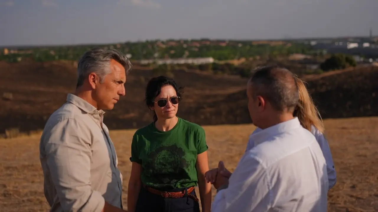 La presidenta regional Isabel D&iacute;az Ayuso, en una de las zonas afectadas por el incendio en Tres Cantos