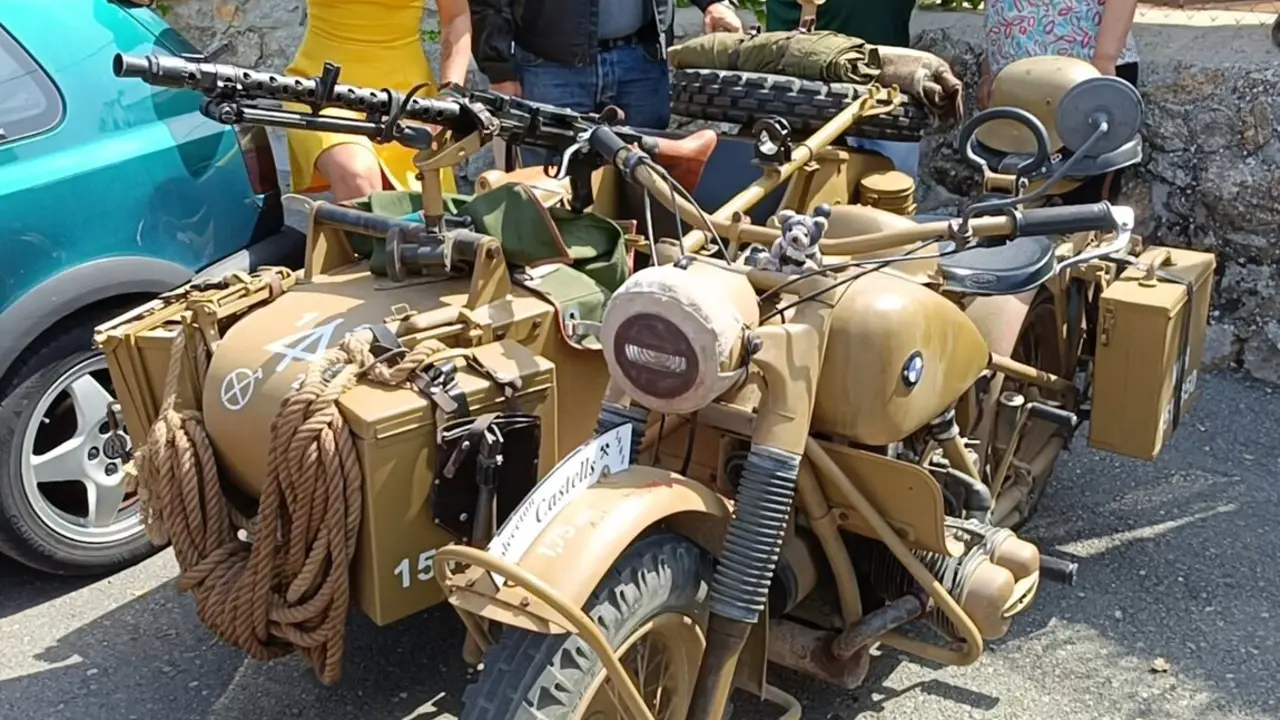 Un sidecar del ej&eacute;rcito nazi de la colecci&oacute;n Castells, en el encuentro de Coches cl&aacute;sicos de Becerril de la Sierra