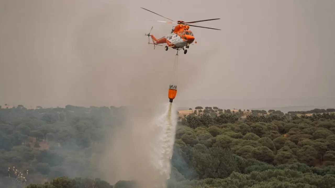 Un helic&oacute;ptero vierte agua en la zona del incendio declarado esta tarde entre Colmenar Viejo y Tres Cantos