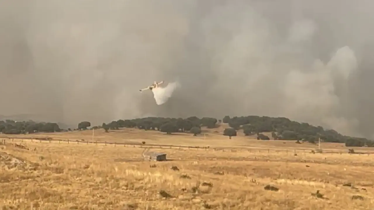 Un hidroavi&oacute;n echa agua en al zona del incendio declarado esta tarde entre Tres Cantos y Colmenar Viejo