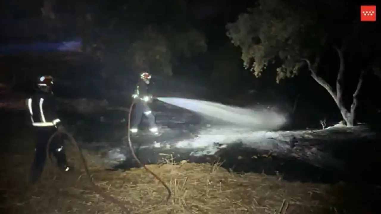 Bomberos refrescan puntos calientes del incendio de Colmenar Viejo declarado el 18 de agosto (foto: video Comunidad de Madrid)