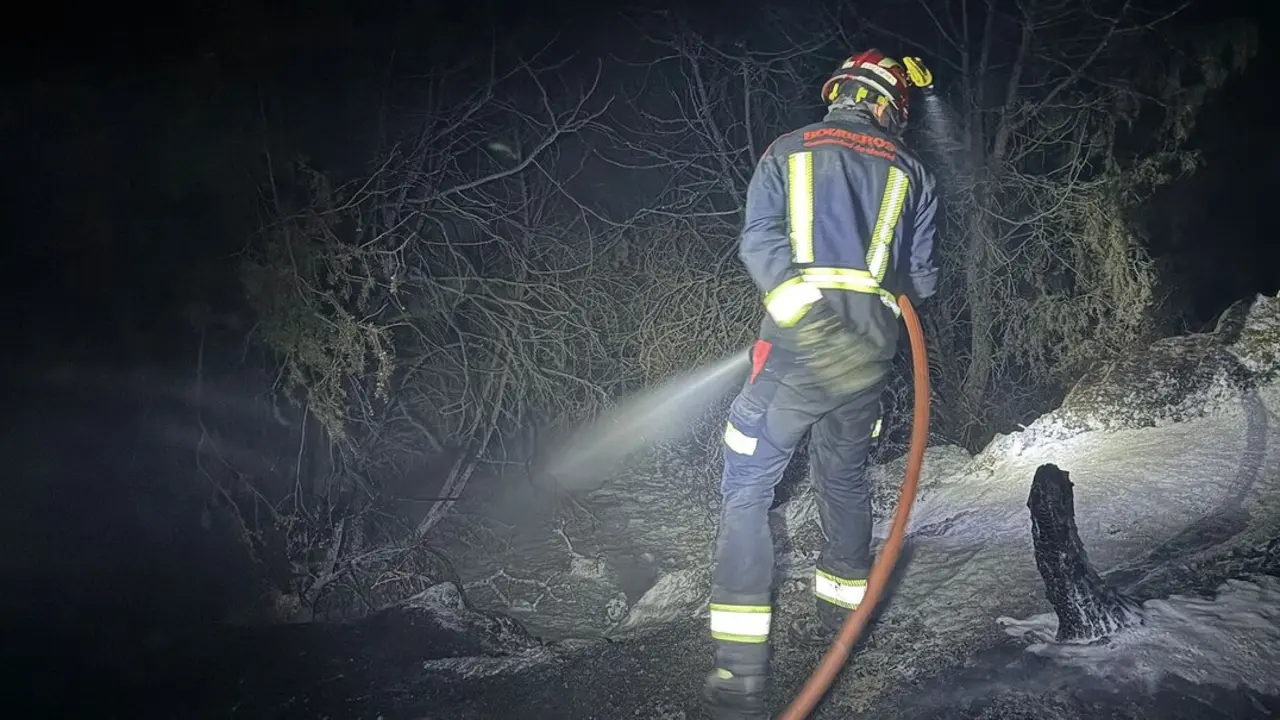 Durante la noche, efectivos de Bomberos y agentes forestales han refrescado puntos calientes del incendio de Colmenar Viejo (foto: Comunidad de Madrid)