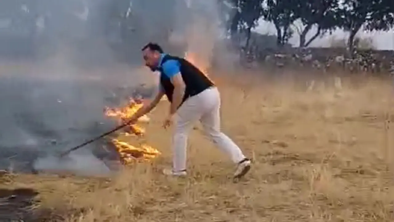 El alcalde de Colmenar Viejo Carlos Bl&aacute;zquez sofoca las llamas del incendio en una finca rural